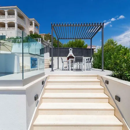 Miholina - With Heated Swimming Pool Τρογκίρ