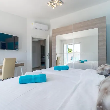 Miholina - With Heated Swimming Pool Τρογκίρ
