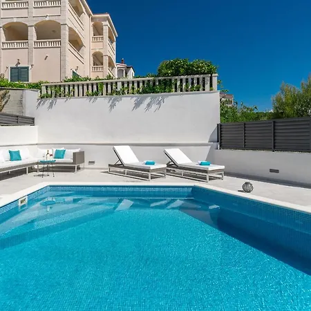 Miholina - With Heated Swimming Pool Τρογκίρ