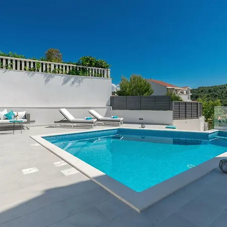 Miholina - With Heated Swimming Pool * تروغير