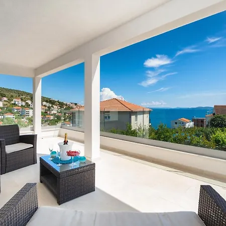 Miholina - With Heated Swimming Pool تروغير