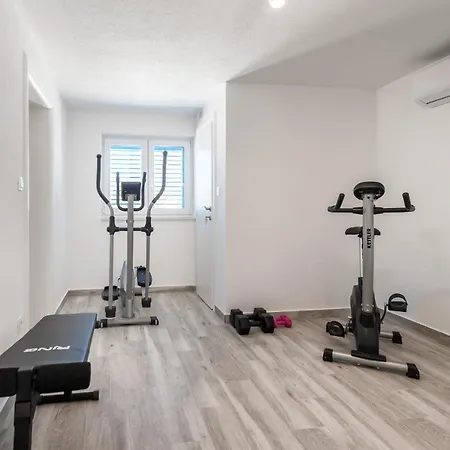 Miholina - With Heated Swimming Pool טרוגיר