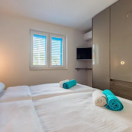 Miholina - With Heated Swimming Pool فيلة تروغير