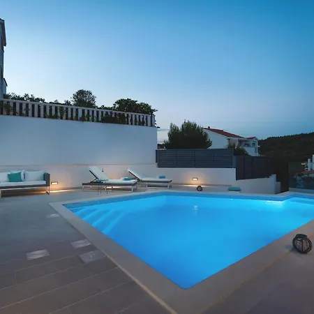 Miholina - With Heated Swimming Pool فيلة تروغير