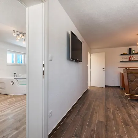 别墅 Miholina - With Heated Swimming Pool